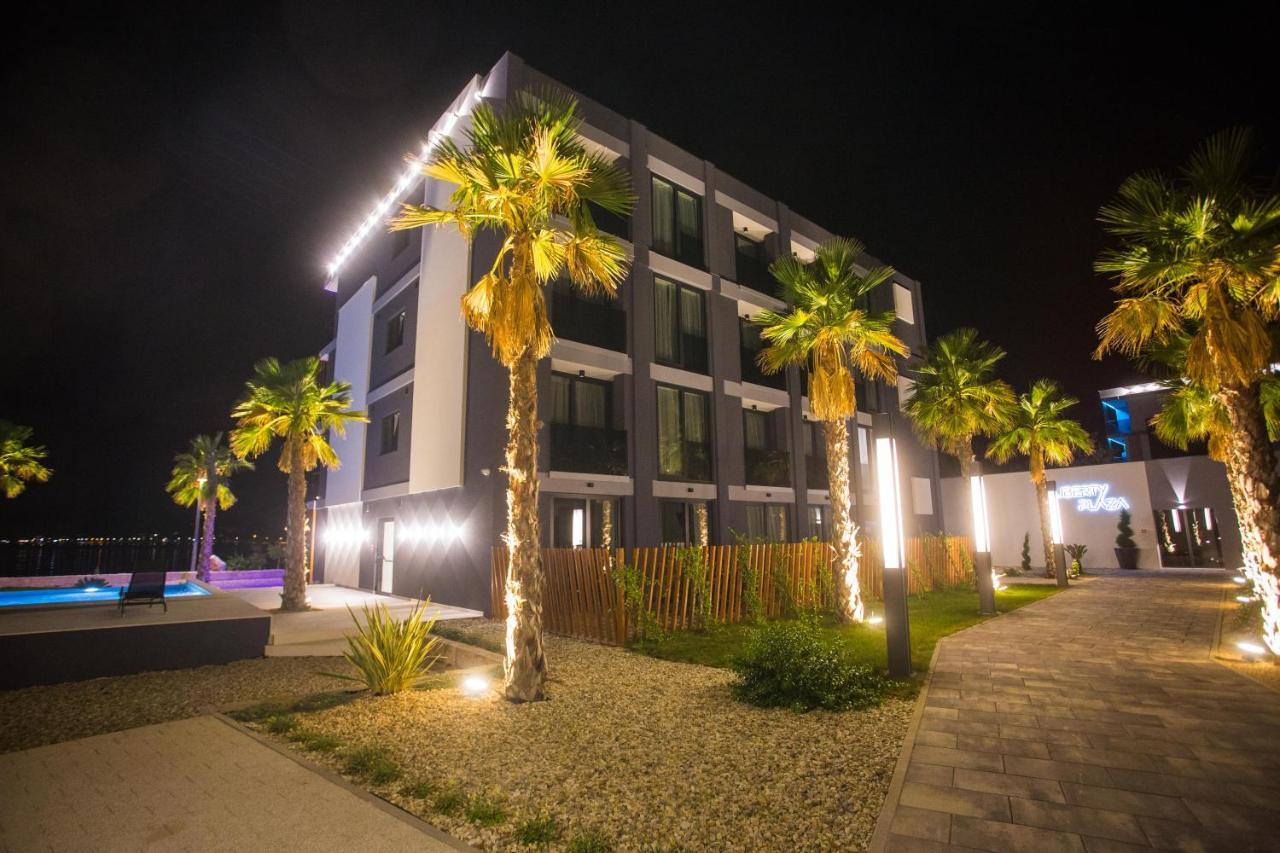 Hotel Liberty Plaza Novalja Exterior foto